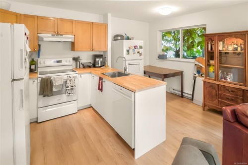 #B-330 Lone Cone Rd, Tofino, BC - Indoor Photo Showing Kitchen