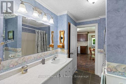 680210 30 Side Road, Chatsworth, ON - Indoor Photo Showing Bathroom