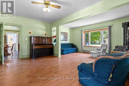 680210 30 Side Road, Chatsworth, ON - Indoor Photo Showing Living Room