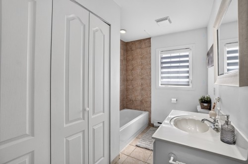 Bathroom - 422 Rue St-Laurent, Saint-Eustache, QC - Indoor Photo Showing Bathroom