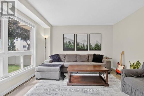 34A Forester Crescent, Ottawa, ON - Indoor Photo Showing Living Room