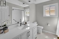 Upper bathroom - 