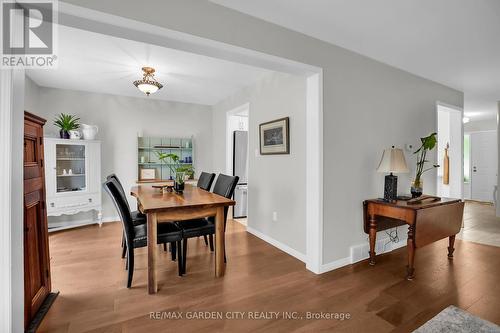 Nice flowing space between living/ dining room - 4542 Ivy Gardens Crescent, Lincoln (Beamsville), ON - Indoor Photo Showing Dining Room