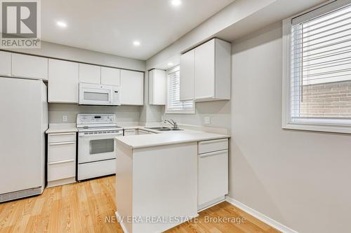4059 Teakwood Drive, Mississauga, ON - Indoor Photo Showing Kitchen With Double Sink
