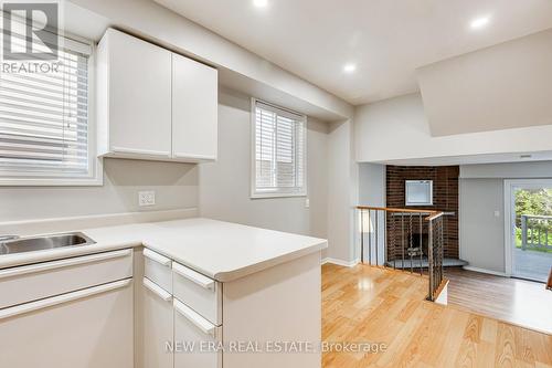 4059 Teakwood Drive, Mississauga, ON - Indoor Photo Showing Kitchen