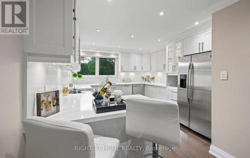5491 Schueller Crescent, Burlington, ON - Indoor Photo Showing Kitchen With Upgraded Kitchen