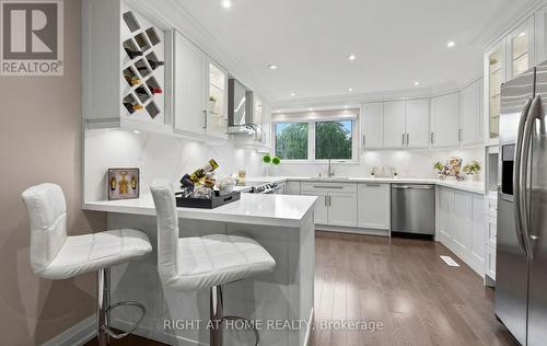 5491 Schueller Crescent, Burlington, ON - Indoor Photo Showing Kitchen With Upgraded Kitchen