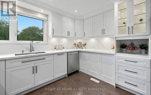5491 Schueller Crescent, Burlington, ON - Indoor Photo Showing Kitchen With Upgraded Kitchen