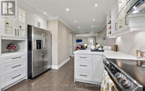 5491 Schueller Crescent, Burlington, ON - Indoor Photo Showing Kitchen With Upgraded Kitchen
