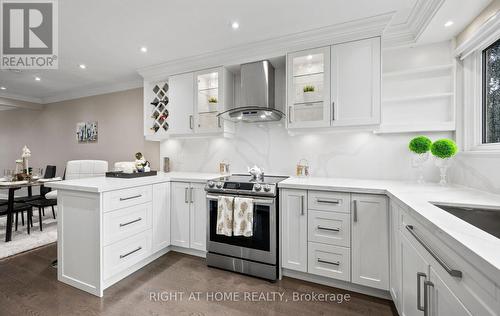 5491 Schueller Crescent, Burlington, ON - Indoor Photo Showing Kitchen With Upgraded Kitchen