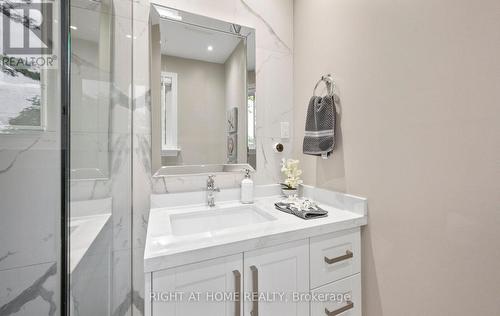 5491 Schueller Crescent, Burlington, ON - Indoor Photo Showing Bathroom
