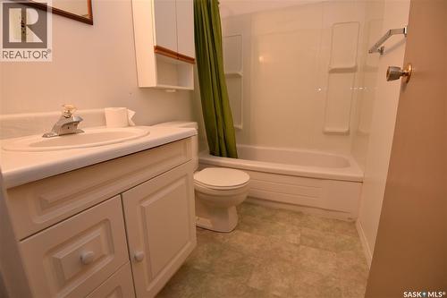 413 Maple Road E, Nipawin, SK - Indoor Photo Showing Bathroom