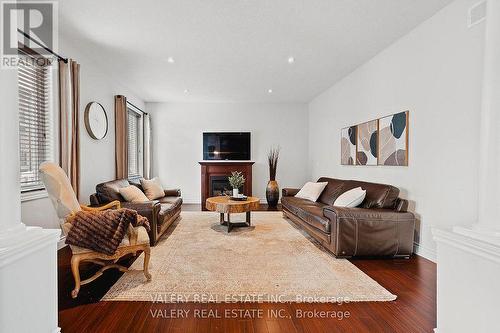 291 Zeller Drive, Kitchener, ON - Indoor Photo Showing Living Room