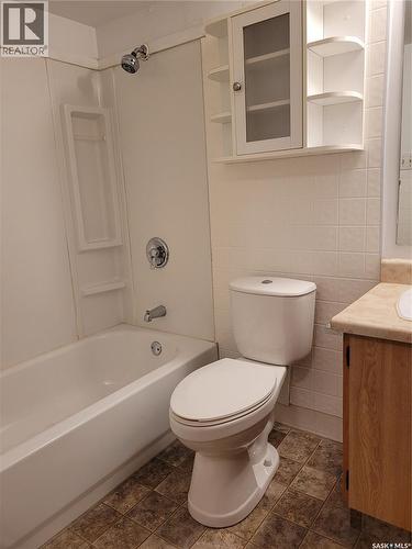 205 306 Perkins Street, Estevan, SK - Indoor Photo Showing Bathroom