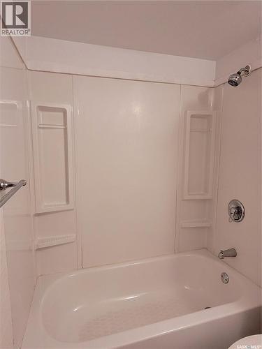 205 306 Perkins Street, Estevan, SK - Indoor Photo Showing Bathroom