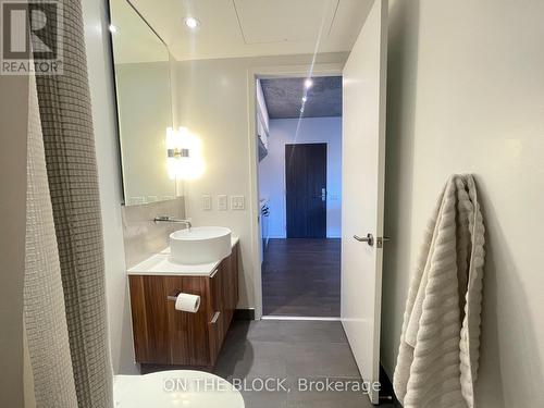 509 - 185 Roehampton Avenue, Toronto, ON - Indoor Photo Showing Bathroom