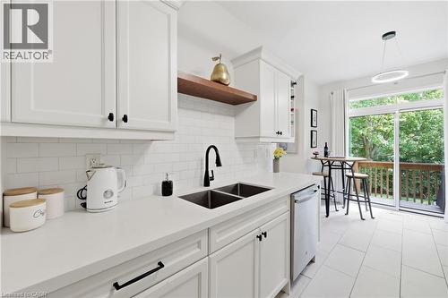 10 Davidson Boulevard Unit# 24, Dundas, ON - Indoor Photo Showing Kitchen With Double Sink