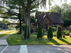 6054 CORWIN AVENUE Niagara Falls, ON L2G 5L6