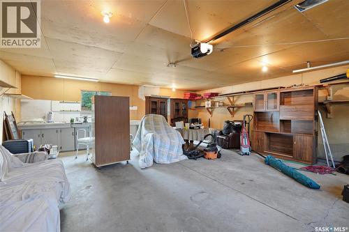 1422 East Heights, Saskatoon, SK - Indoor Photo Showing Garage