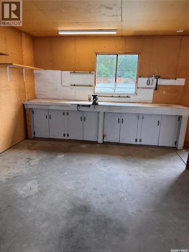 1422 East Heights, Saskatoon, SK - Indoor Photo Showing Garage