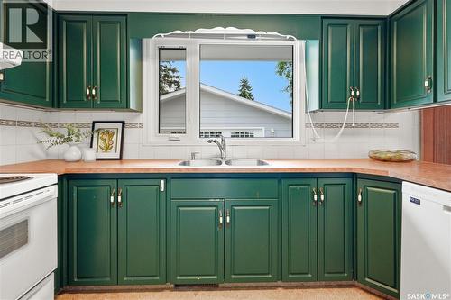 1422 East Heights, Saskatoon, SK - Indoor Photo Showing Kitchen With Double Sink