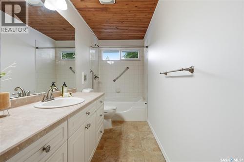 1422 East Heights, Saskatoon, SK - Indoor Photo Showing Bathroom