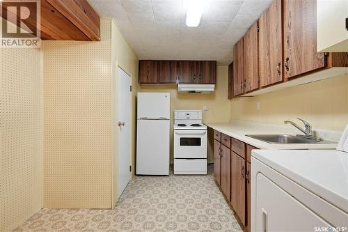 1422 East Heights, Saskatoon, SK - Indoor Photo Showing Kitchen