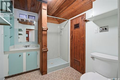 1422 East Heights, Saskatoon, SK - Indoor Photo Showing Bathroom
