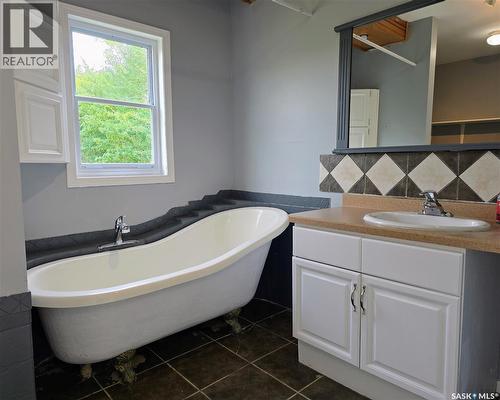 116 2Nd Avenue, Meacham, SK - Indoor Photo Showing Bathroom