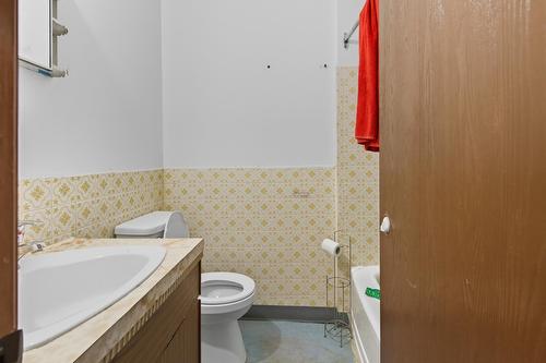 10665 96 St Nw, Edmonton, AB - Indoor Photo Showing Bathroom