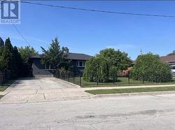 384 ASHBURY ROAD Oakville, ON L6K 2M7