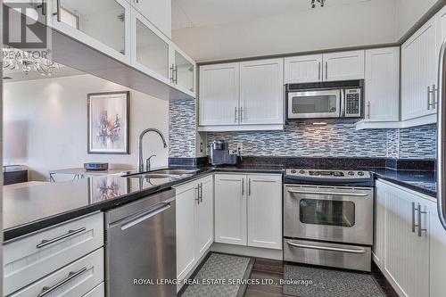 1010 - 2261 Lake Shore Boulevard W, Toronto, ON - Indoor Photo Showing Kitchen With Double Sink With Upgraded Kitchen