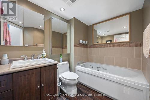 1010 - 2261 Lake Shore Boulevard W, Toronto, ON - Indoor Photo Showing Bathroom