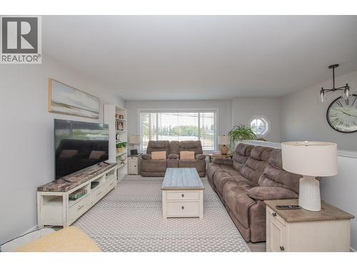 3645 Patten Drive, Armstrong, BC - Indoor Photo Showing Living Room