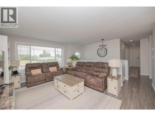 3645 Patten Drive, Armstrong, BC - Indoor Photo Showing Living Room