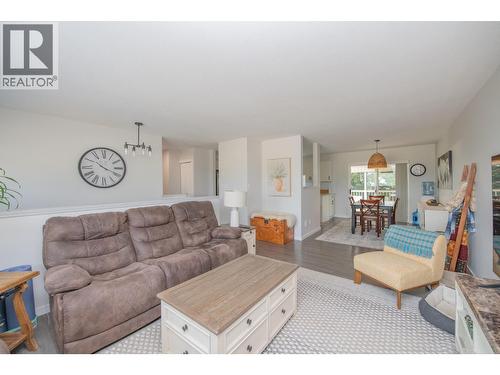 3645 Patten Drive, Armstrong, BC - Indoor Photo Showing Living Room
