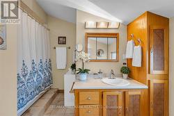 Spacious bath - 