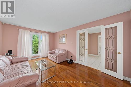2 Cresthaven Drive, Hamilton, ON - Indoor Photo Showing Living Room