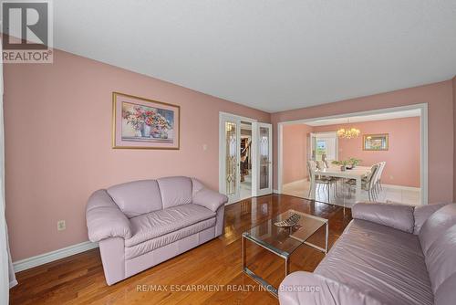 2 Cresthaven Drive, Hamilton, ON - Indoor Photo Showing Living Room