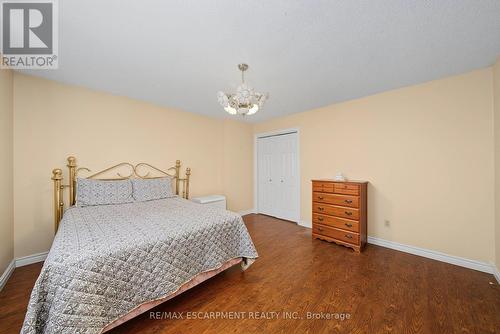 2 Cresthaven Drive, Hamilton, ON - Indoor Photo Showing Bedroom
