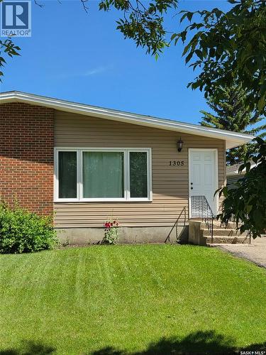 1305 Park Avenue, Weyburn, SK - Outdoor