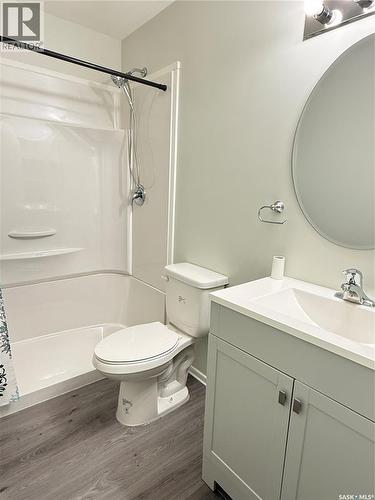 1305 Park Avenue, Weyburn, SK - Indoor Photo Showing Bathroom