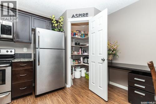 118 125 Willis Crescent, Saskatoon, SK - Indoor Photo Showing Kitchen With Stainless Steel Kitchen