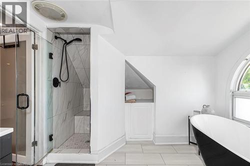 52 Cameron Avenue S, Hamilton, ON - Indoor Photo Showing Bathroom