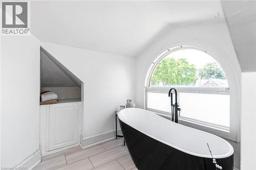 52 Cameron Avenue S, Hamilton, ON - Indoor Photo Showing Bathroom
