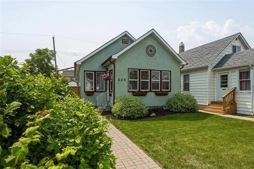 228 Larsen AVE  Winnipeg, MB R3W 1P1