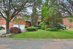 4 HASHBURY PLACE Markham, ON L3T 7H4