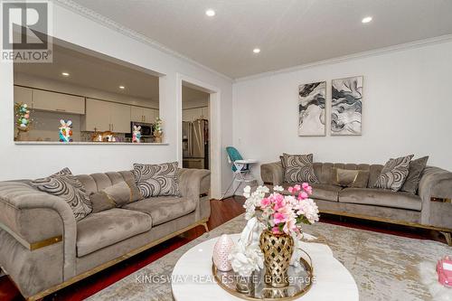 891 Stonebridge Avenue, Mississauga, ON - Indoor Photo Showing Living Room