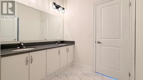 76 Maple Fields Circle, Aurora, ON - Indoor Photo Showing Bathroom
