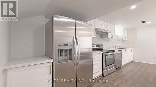 76 Maple Fields Circle, Aurora, ON - Indoor Photo Showing Kitchen With Upgraded Kitchen